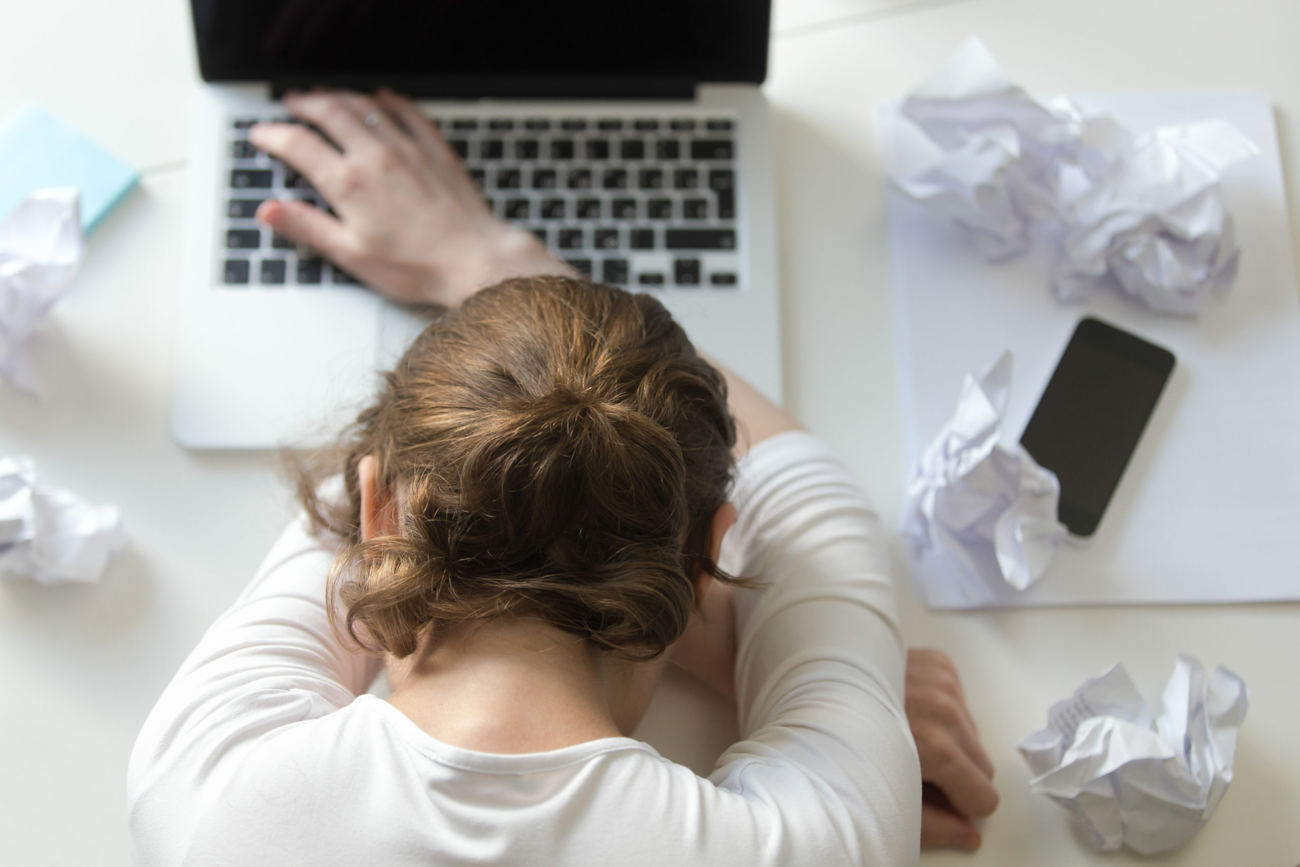 Vermoeide vrouw met laptop